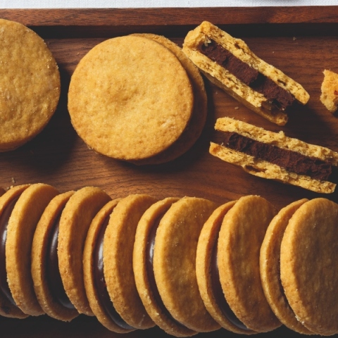 Σάντουιτς με ζύμη κουραμπιέ  και γέμιση σοκολάτα