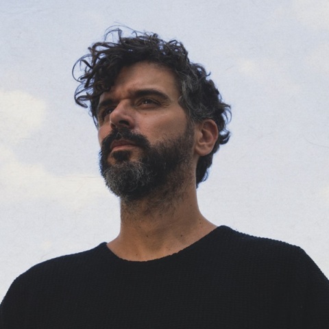 O Πέτρος Κλαμπάνης παρουσιάζει τον νέο του δίσκο στον Φιλολογικό Σύλλογο Παρνασσός