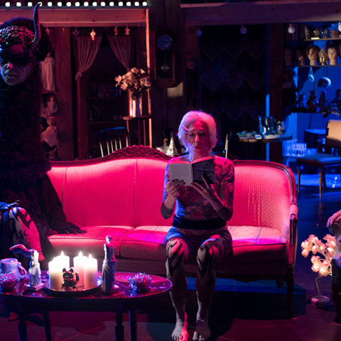  John: Η παράσταση απαιτεί από τον θεατή να αποδεχτεί το ανοίκειο