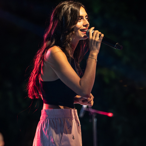 Η Νεφέλη Φασούλη «προσγειώνεται» στο Κύτταρο για μια γιορτινή βραδιά