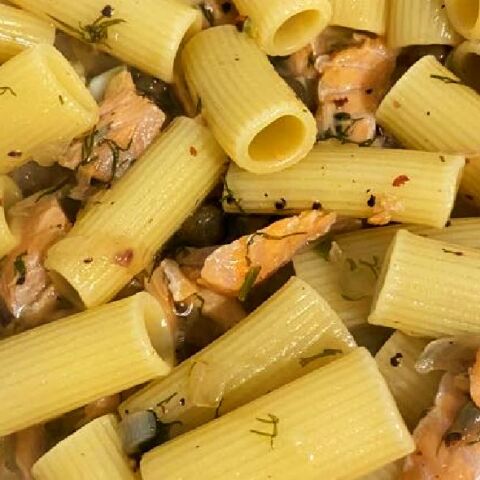Ριγκατόνι με καπνιστό σολομό