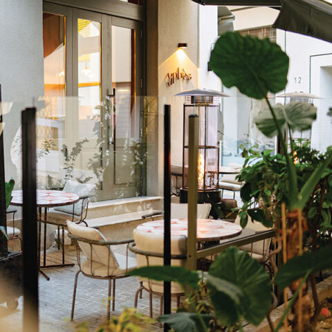 Yphes: Η νέα κρυφή all day αυλή της Αθήνας