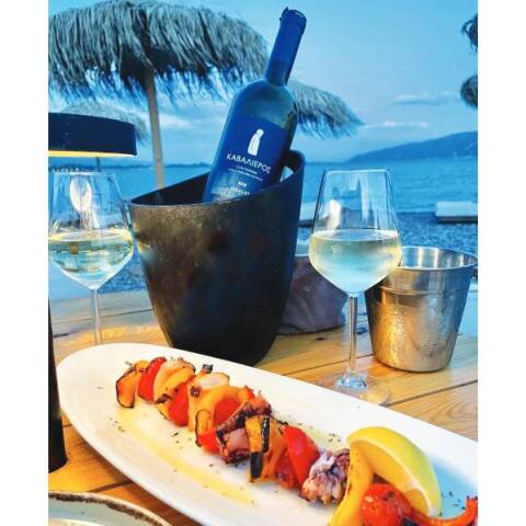 Αxinos Seafood Restaurant: Φρέσκα ψάρια και θαλασσινά δίπλα  στο κύμα 