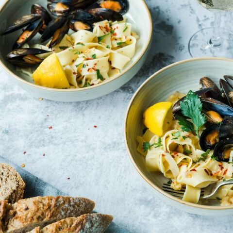 Σκορδάτη μακαρονάδα με μύδια και αχιβάδες