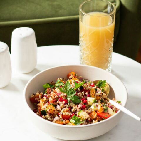 Σαλάτα με κινόα, ντομάτα και μοτσαρέλα