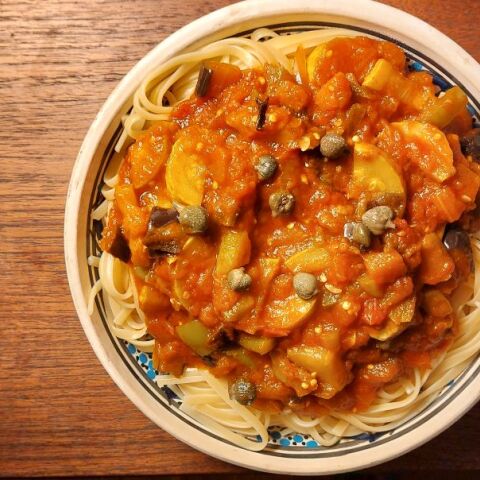 Καλοκαιρινή μακαρονάδα με μελιτζάνες, κολοκυθάκια και κάπαρη 