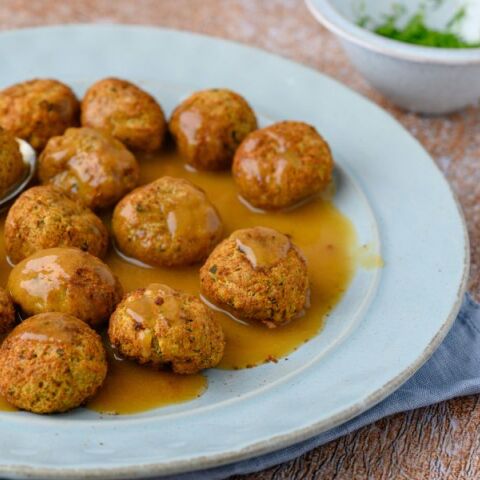 Κεφτεδάκια κοτόπουλου με λεμονάτη σάλτσα