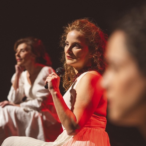 Μονόκλινο σε μπουάτ στο θέατρο Αλκμήνη