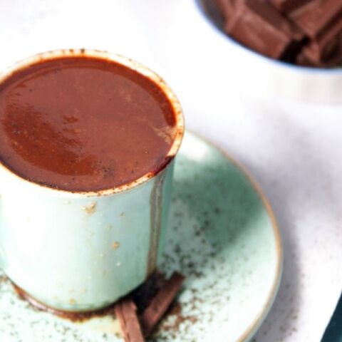 Ρόφημα σοκολάτας με μέλι Αττική και μοσχοκάρυδο