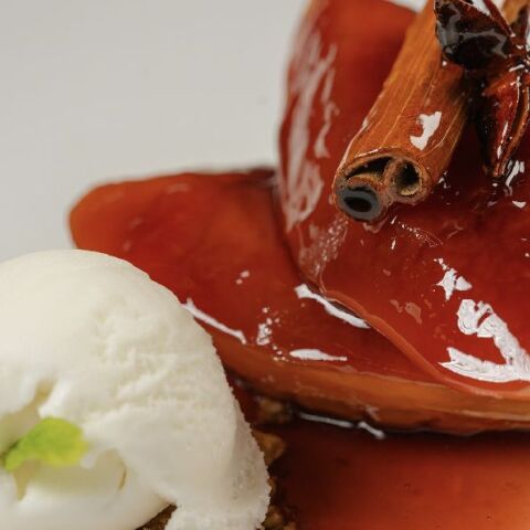 Γλυκό κυδώνι με κόκκινο κρασί 