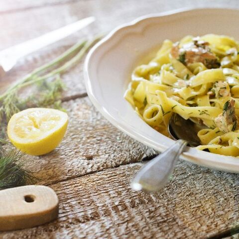 Εύκολη μακαρονάδα με σολομό και λεμόνι