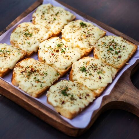 Σκορδόψωμο με λιωμένο τυρί