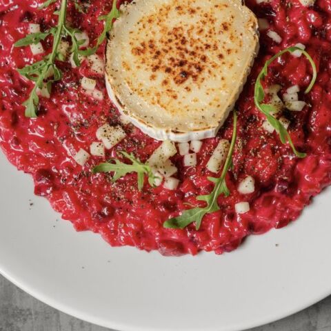 Ριζότο παντζαριού με καραμελωμένο κατσικίσιο τυρί και αχλάδι