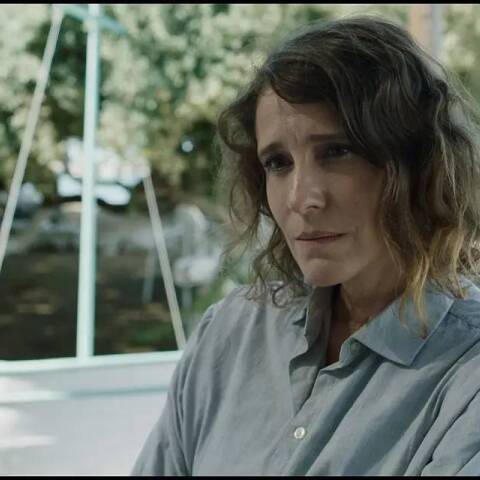 Αγγελική Παπούλια (Τόσο κοντά, τόσο μακριά)