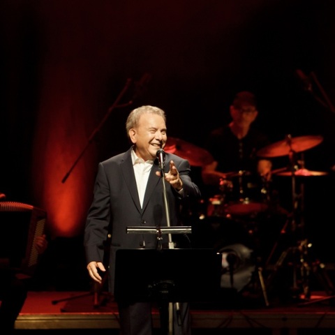 Μανώλης Μητσιάς ερμηνεύει: «Θαλασσινά φεγγάρια μακρινά, στους ουρανούς» του Νίκου Γκάτσου