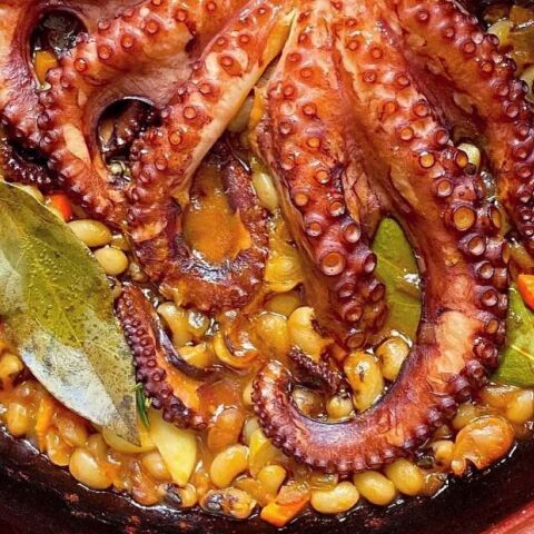 Χταποδάκι με μαυρομάτικα φασόλια στη γάστρα