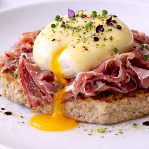 Αυγά ποσέ με προσούτο και σπιτική σάλτσα hollandaise σε φρυγανισμένο ψωμί