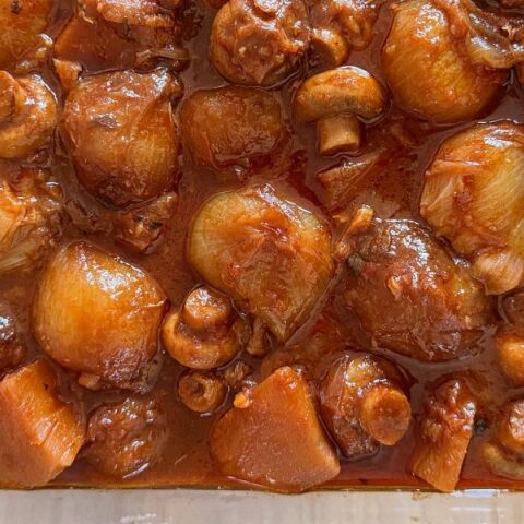 Νηστίσιμο στιφάδο με μανιτάρια και κρεμμύδια