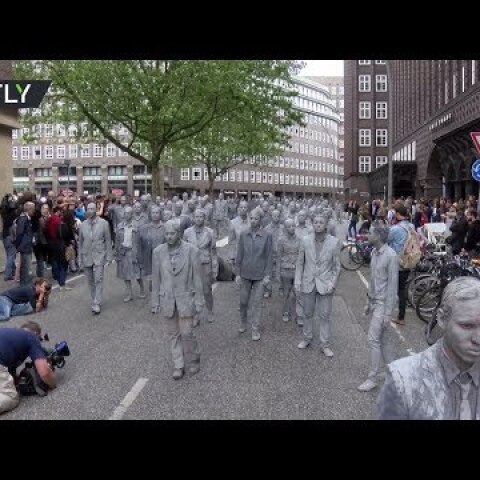100s of ‘clay figures’ crawl through Hamburg protesting G20