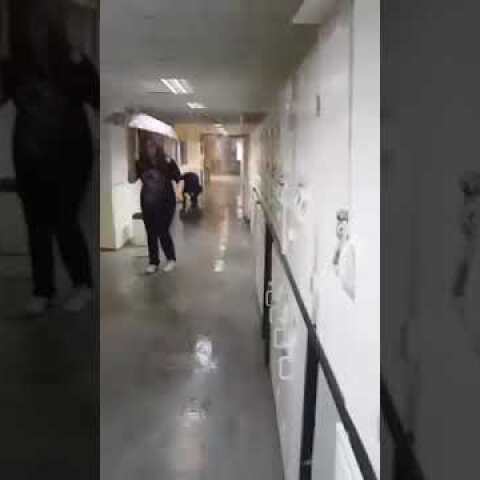 THESSTODAY.GR - Απίστευτο! Με ομπρέλες στην οδοντιατρική του ΑΠΘ