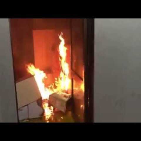 Ένταση στο λιμάνι - Φωτιά στα γραφεία της ANEK!