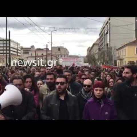 Στους δρόμους μαθητές και εκπαιδευτικοί
