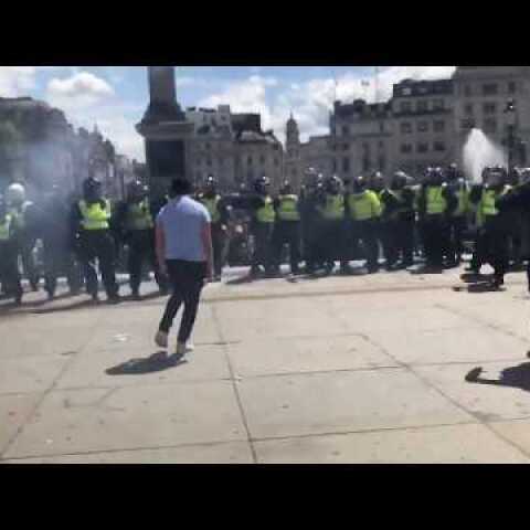 London Today: Trafalgar Square Clashes Flash Grenades and Projectiles | June 13TH