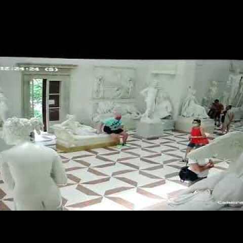 Possagno (Treviso): ecco il video del turista austriaco che si siede sulla statua del Canova.