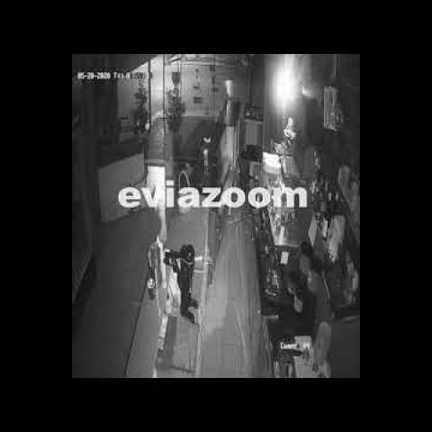 EviaZoom.gr - Χαλκίδα: Η στιγμή της διάρρηξης σε κατάστημα cafe