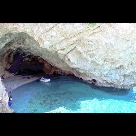 Η παραλία- σπηλιά της Φώκιας. Ο ήλιος δεν ανατέλλει ποτέ εκεί | The Cave of the seal Greece Drone