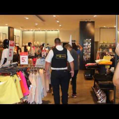 "Εισβολή" συνδικαλιστών στο υποκατάστημα του "ZARA" στην Καλαμάτα