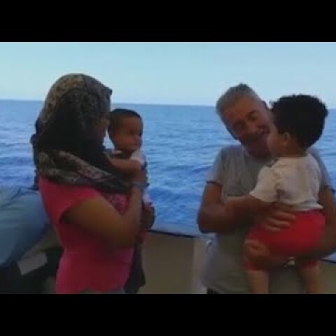 Richard Gere lleva víveres al barco de Open Arms con 121 inmigrantes