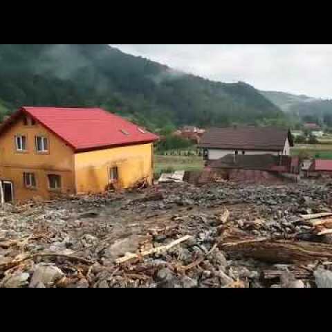 Prăpăd la Rucăr: Gospodării sub ape, persoane evacuate, drum blocat și o femeie grav rănită