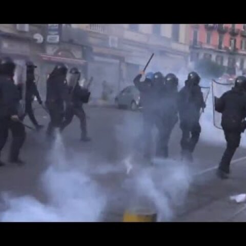 Tear gas & water cannons as brutal clashes break out in Naples (Breaking live feed record)