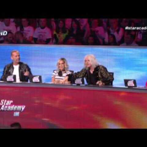 GOVASTILETO.GR: Ο Νίκος Καρβέλας πετάει την τσίχλα του σε παίκτρια