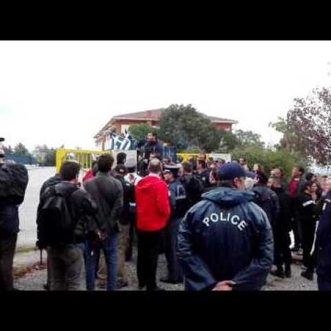 Διαμαρτυρία ρατσιστών έξω από το δημοτικό σχολείο Στον Προφήτη Θεσσαλονίκης