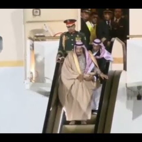 FAIL OR RUSSIAN HACKING? Saudi King's Gold Escalator Brake Down At Moscow Airport
