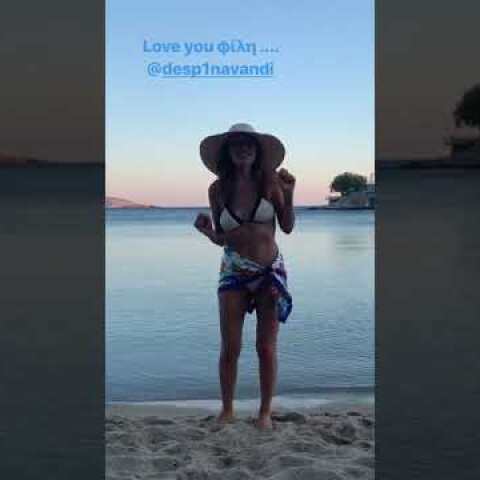 Η Δέσποινα Βανδή χορεύει στην παραλία μόνο με το μαγιό της