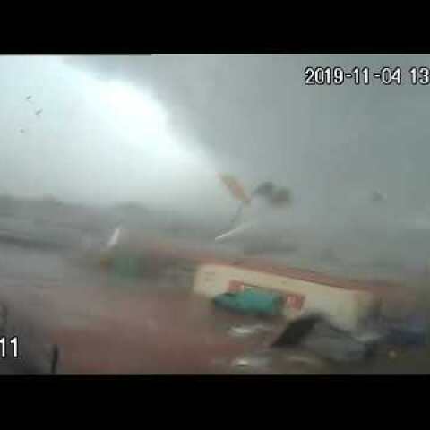 Ανεμοστρόβιλος στο εργοστάσιο Παπαδημητρίου στην Καλαμάτα