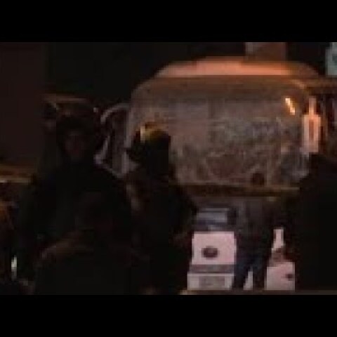 Egypt - Bomb strikes tourist bus near Giza pyramids