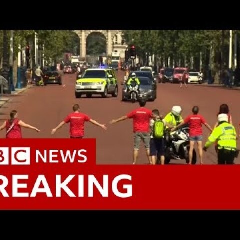 Protesters seek to block Mr Johnson's route  - BBC News