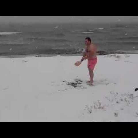 ThessNews.gr- Αθάνατος Θεσσαλονικιός παίζει ρακέτες στο χιόνι!