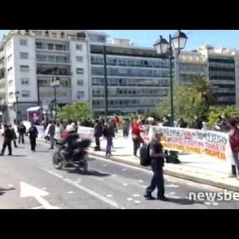 Newsbeast.gr - Συγκέντρωση εκπαιδευτικών, μαθητών και φοιτητών έξω από τη Βουλή