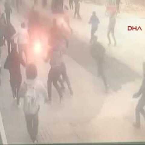 İstiklal Caddesi'nde büyük kavga: Bir Yunan taraftar bacağından bıçaklandı