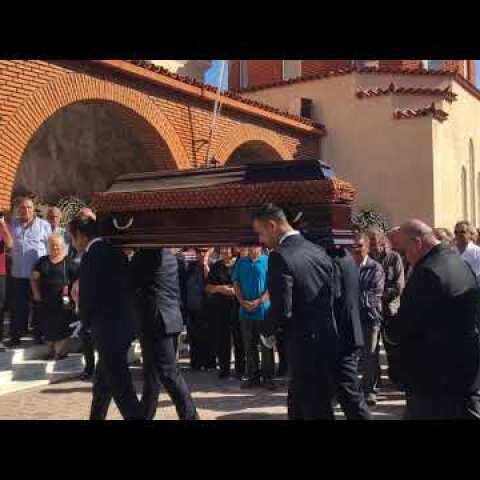 Η σορός του Γ. Σπανού φτάνει στην εκκλησία