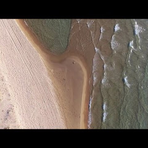 5 χιλιόμετρα ακτή με αμμόλοφους και ρηχά, ζεστά νερά