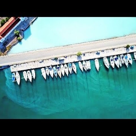 Η ελληνική ηφαιστειακή πισίνα από θειάφι που χύνεται στη θάλασσα -Μέθανα Methana Drone