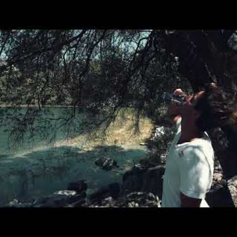 O Νικόλας Πλυτάς «σχηματίζει» το σήμα της ειρήνης στο νερό