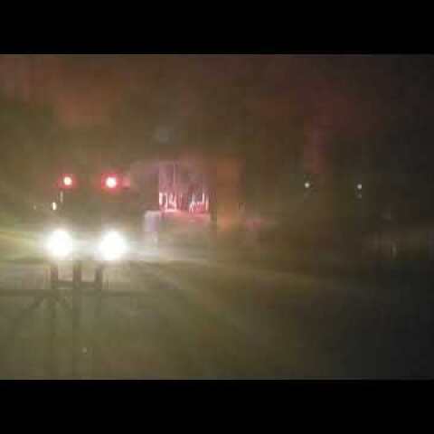 Καίγεται εργοστάσιο έξω από τη Λάρισα