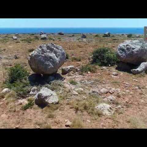 Η απόκοσμη "έρημος" με τους μυστηριώδεις κυκλώπειους βράχους, στην άκρη της Ελλάδας